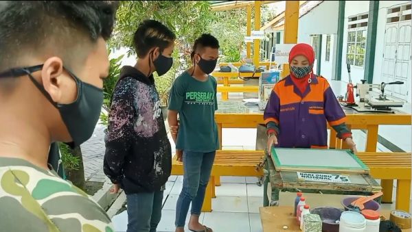 Peringati Hari Guru, Pengamen Jalanan Diajari Menyablon