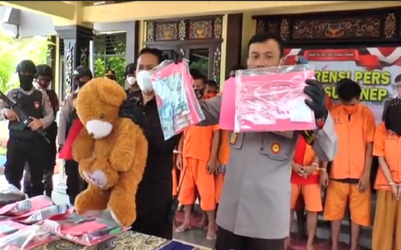 Kapolres Sumenep AKPB Darman menunjukkan barang bukti berupa 1 ons sabu dan sebuah boneka yang digunakan untuk menyimpan barang haram tersebut (Foto / Metro TV)