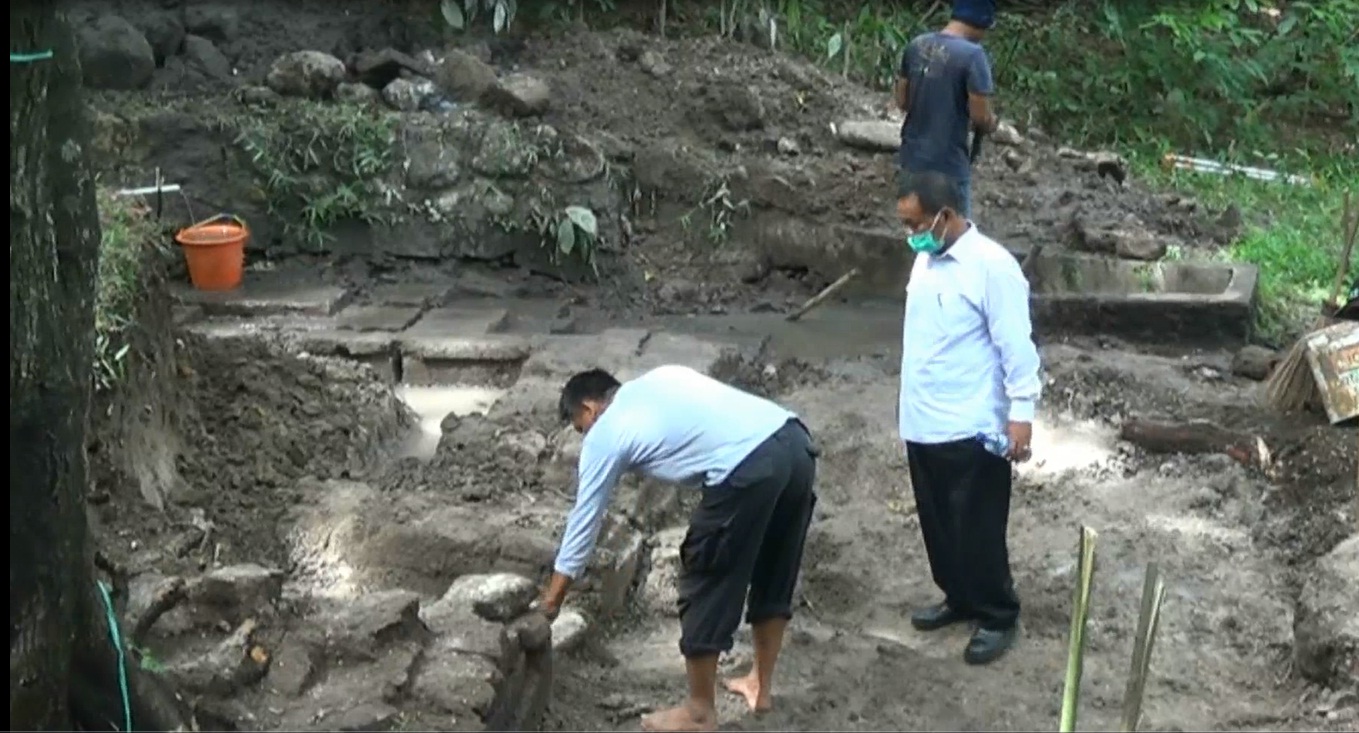 Petirtaan atau pemandian jaman kuno  ditemukan di kaki Gunung Klotok. (metrotv)