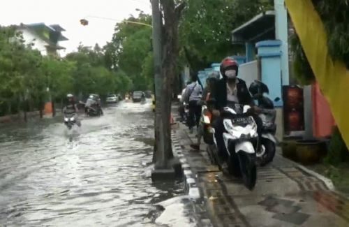 Sejumlah pengendara motor naik trotoar menghindari banjir. (metrotv)