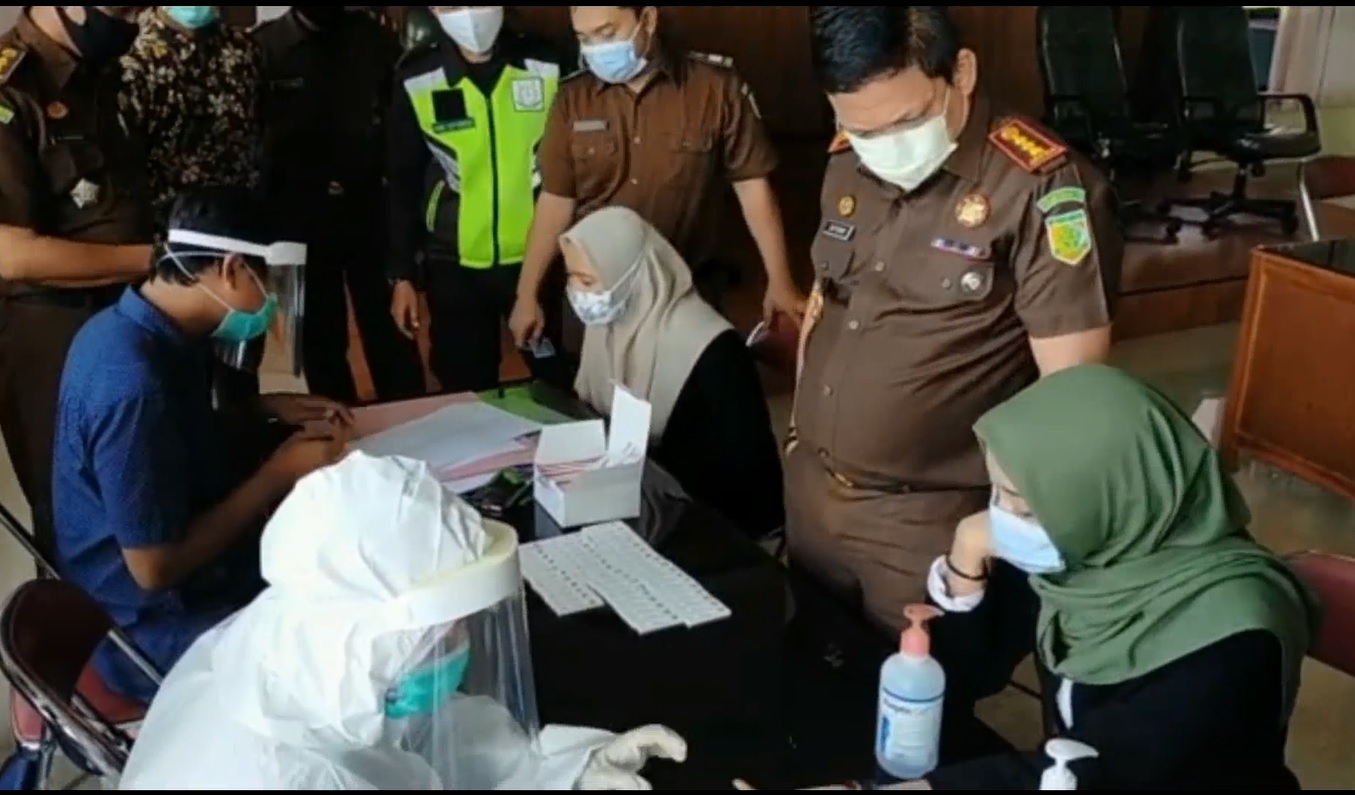 Rapid Test massal di Kejari Bojonegoro (metrotv)