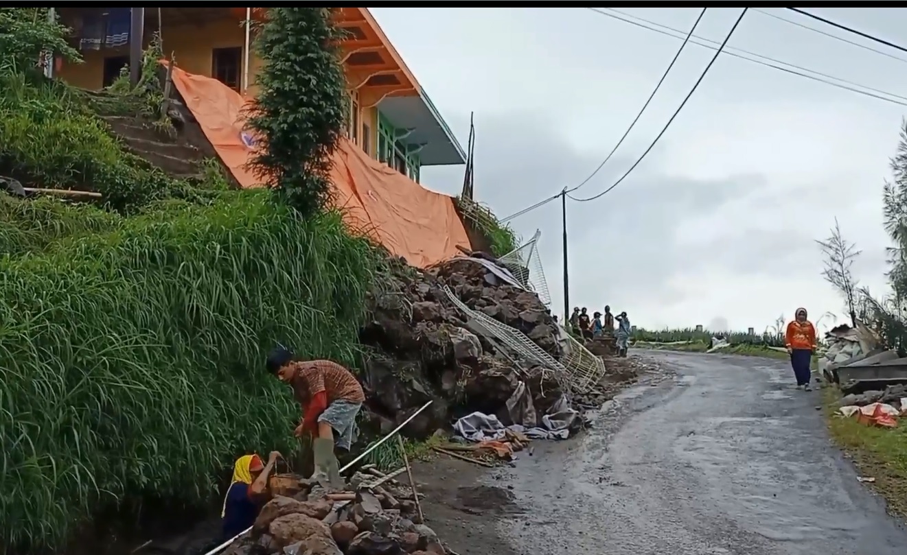 Longsoran tebing rumah warga di Tosari, Kabupaten Pasuruan. (metrotv)