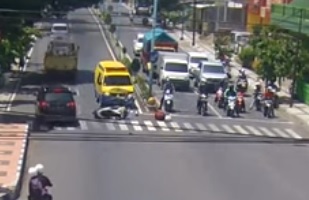 Ambulans Bawa Pasien Covid-19 Tabrak Polisi di Banyuwangi