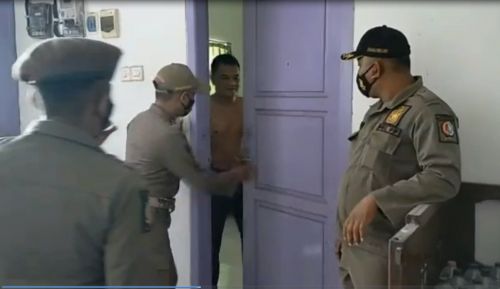 Petugas Satpol PP merazia sejumlah rumah kos yang diduga sebagai ajang prostitusi. (metrotv)