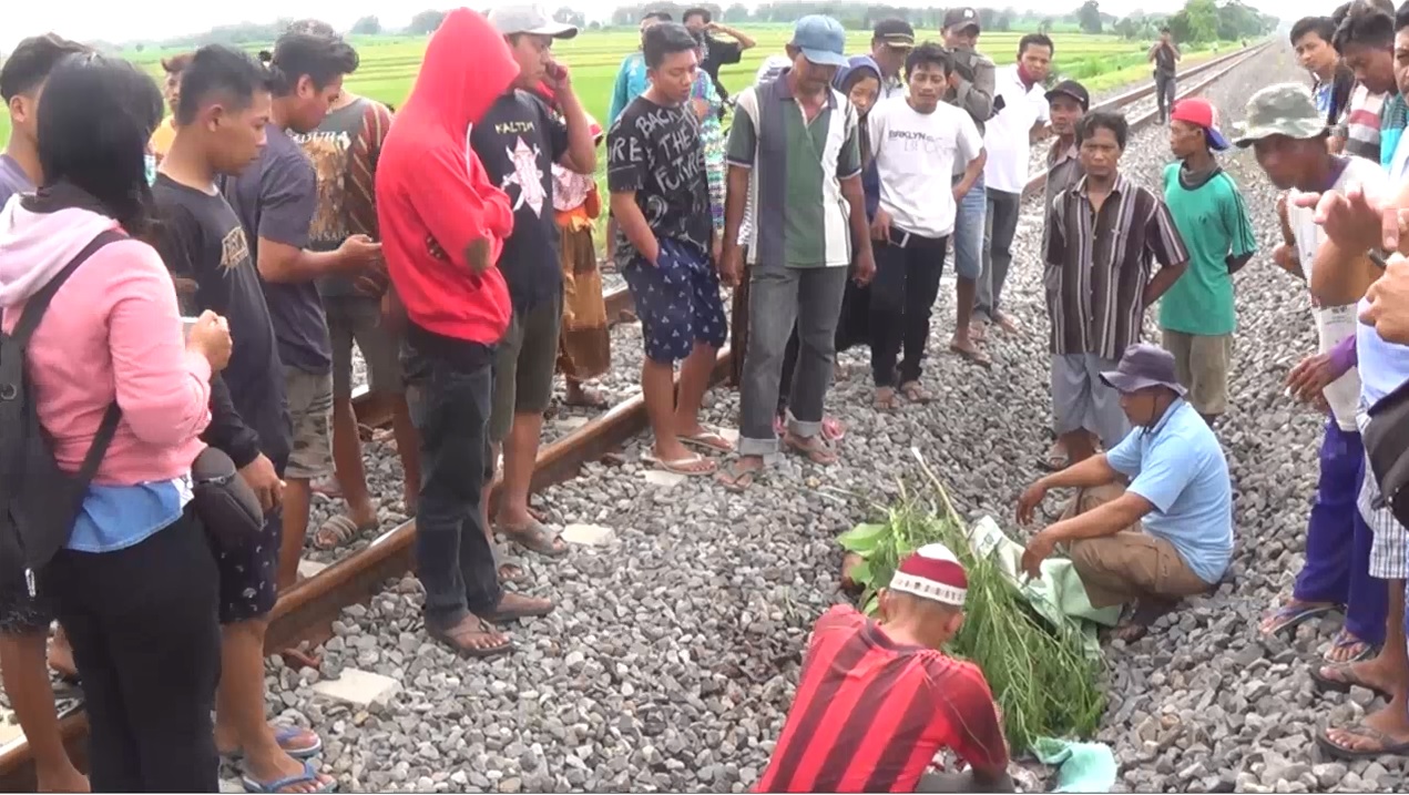 Kereta Api Hantam Truk di Jombang, Dua Tewas!