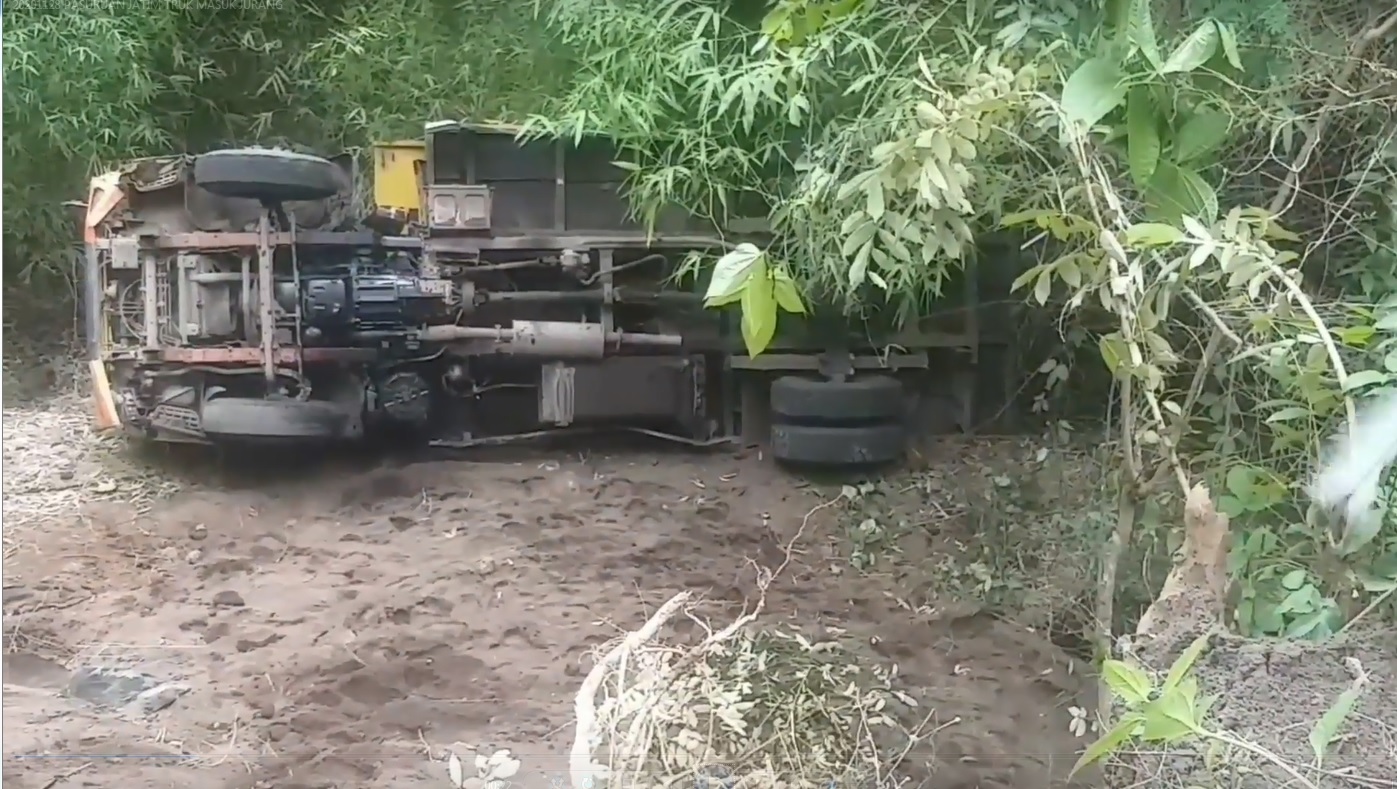 Tak Kuat Menanjak, Truk Pasir Terjun ke Jurang