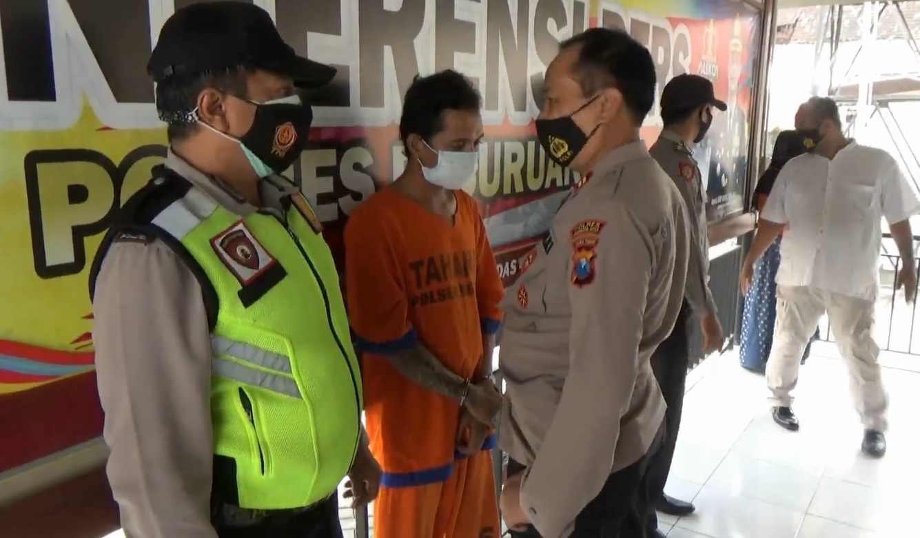 Tersangka Andik diketahui terlibat pembunuhan setelah polisi mendapati laporan tes DNA dari darah yang menempel di celana dan kuku tersangka yang diketahui darah itu milik korban (Foto / Metro TV)