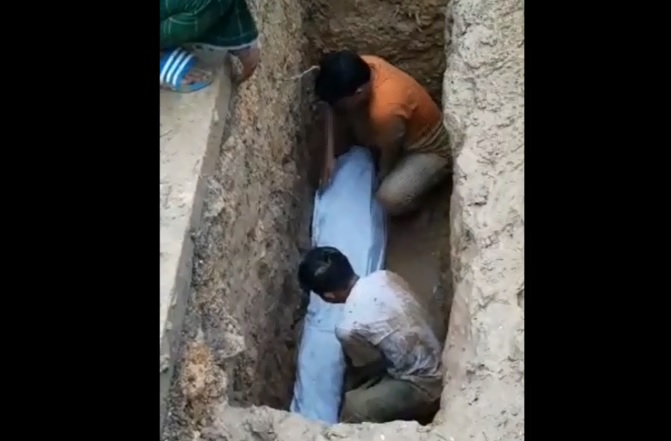 Jenazah almarhum KH Ahmad Baidowi masih utuh setelah tiga tahun (Foto / Metro TV)