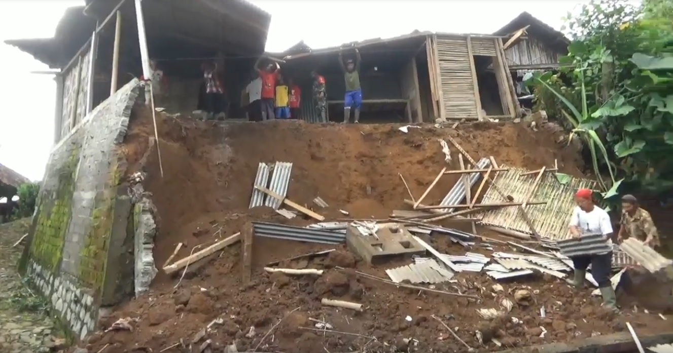 Longsor di Dusun Jengkol, Desa Kradinan merusak dua rumah warga (Foto / Metro TV)