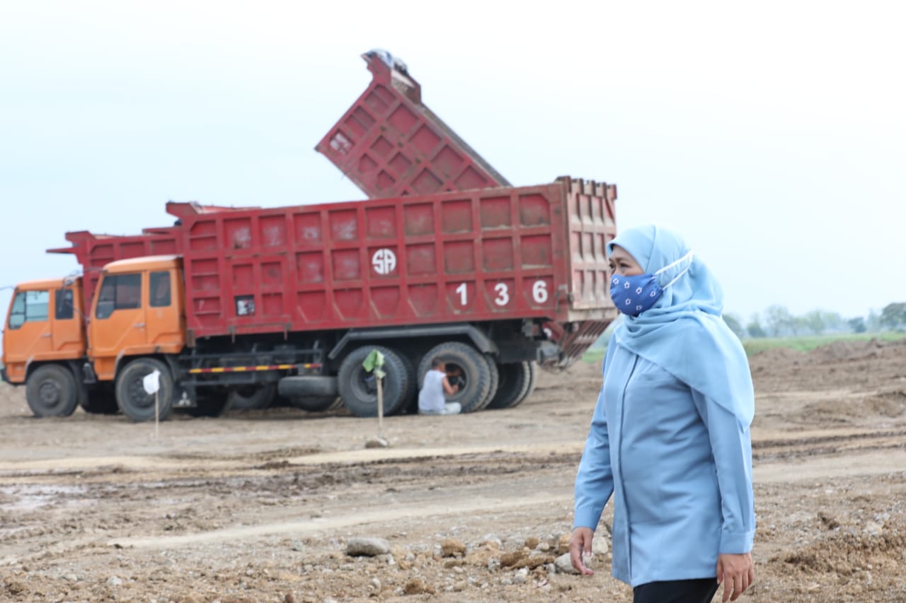 Gubernur Jawa Timur Khofifah Indar Parawansa saat mengunjungi bakal lokasi Kawasan Industri Halal (KIH) Jatim di Safe N Lock Eco Industrial Park, Sidoarjo, Minggu 29 November 2020 (Foto / Metro TV)