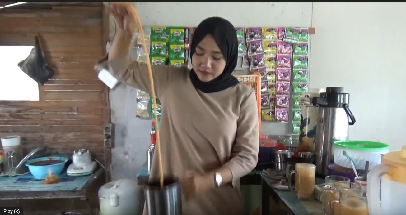Dewi Amalia Fitri saat mmebuat teh tarik kepada pengunjung yang datang ke kedai canai miliknya (Foto / Metro TV)