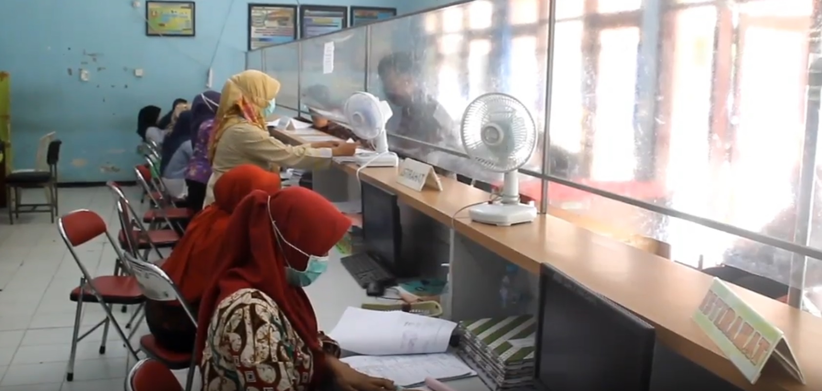 Petugas Dispendukcapil Bangkalan tengah melayani pemohon KIA (Foto / Metro TV)