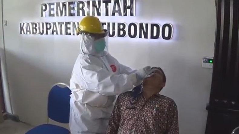 Petugas melakukan swab di lingkungan Pemkab Situbondo (Foto / Metro TV)