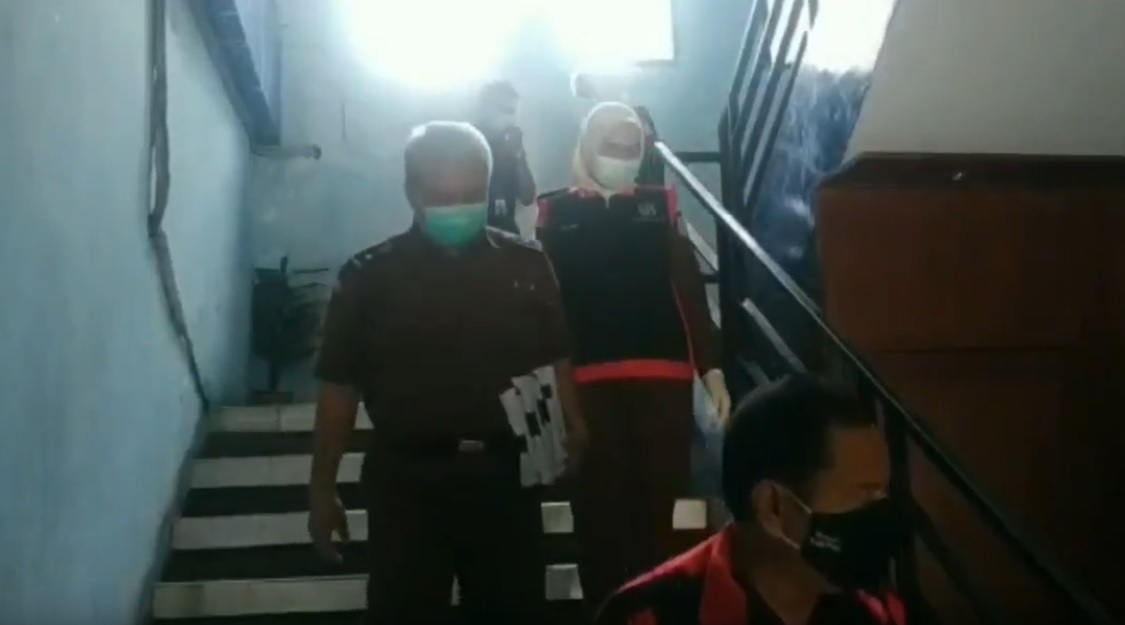 Penyidik Kejari Pasuruan saat membawa dokumen dugaan korupsi di Dinas Kominfo (Foto / Metro TV)