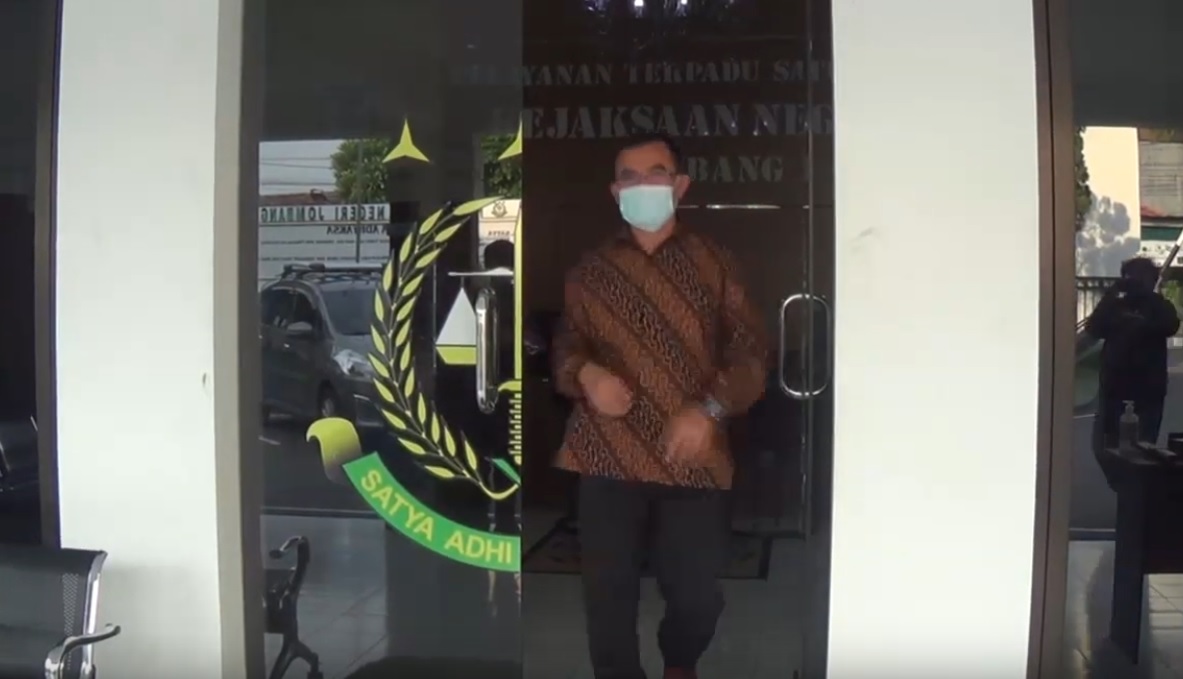 Ketua KONI Jombang, Tito Kadarisman usai diperiksa sebagai saksi atas kasus dugaan korupsi dana hibah KONI Rp7,5 Miliar (Foto / Metro TV)
