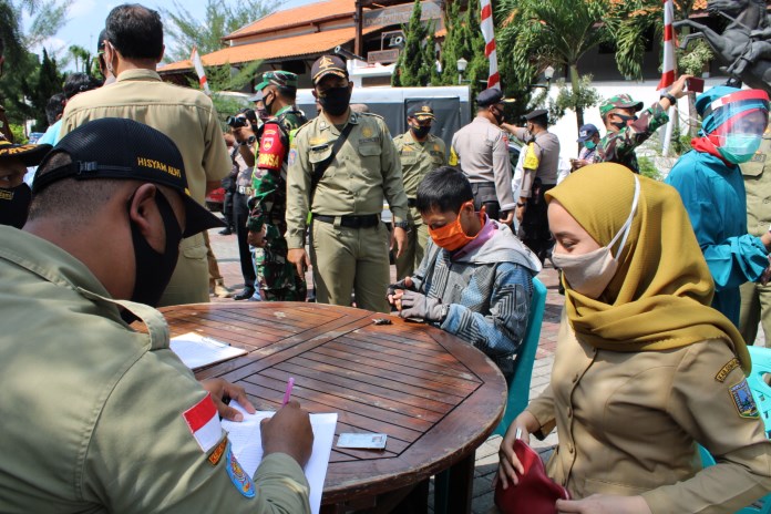 Salah satu ASN terjaring razia lantaran tak gunakan masker (Foto / Metro TV)