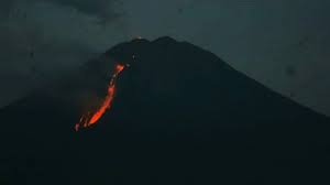 Gunung Semeru mengeluarkan lava pijar Minggu malam 29 November 2020 (Foto / Metro TV)