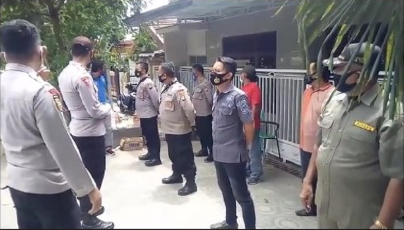 Sejumlah petugas melakukan penjagaan di rumah orang tua Machfud MD di Pamekasan (Foto / Metro TV)
