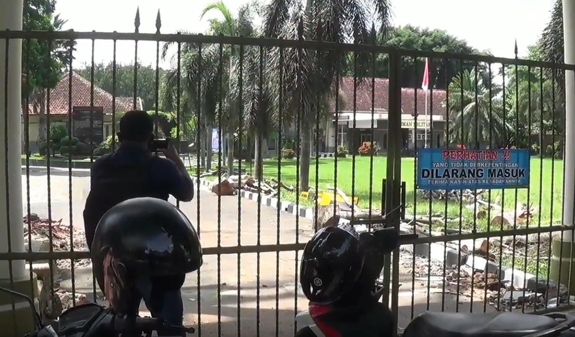 Gerbang SMA 1 Kota Blitar tertutup rapat. (metrotv)