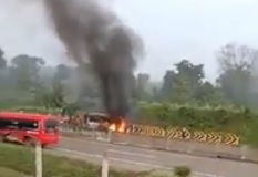 Minibus terbakar di tol Ngawi-Kertosono. (metrotv)