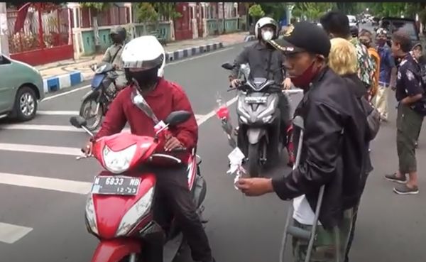 Aksi Simpatik Difabel Probolinggo, Bagi Bunga dan Tagih Janji Wakil Rakyat