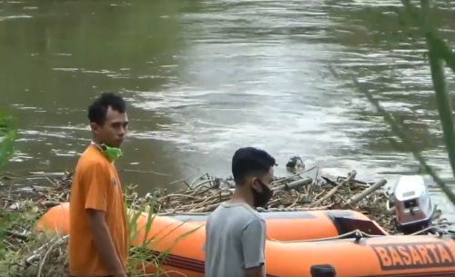 Tim SAR melakukan pencarian korban hilang di Sungai Brantas. (metrotv)