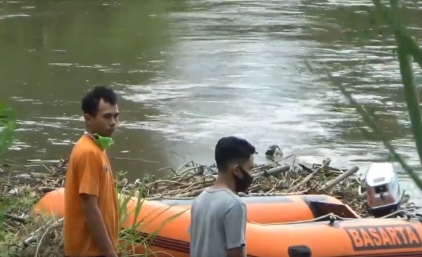 Pencari Ikan Hilang di Sungai Brantas Tulungagung