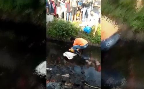 Jasad bayi terapung di sungai dievakusi petugas. (metrotv)
