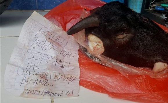 Kepala kambing dan tulisan bernada ancaman. (ft/ist)