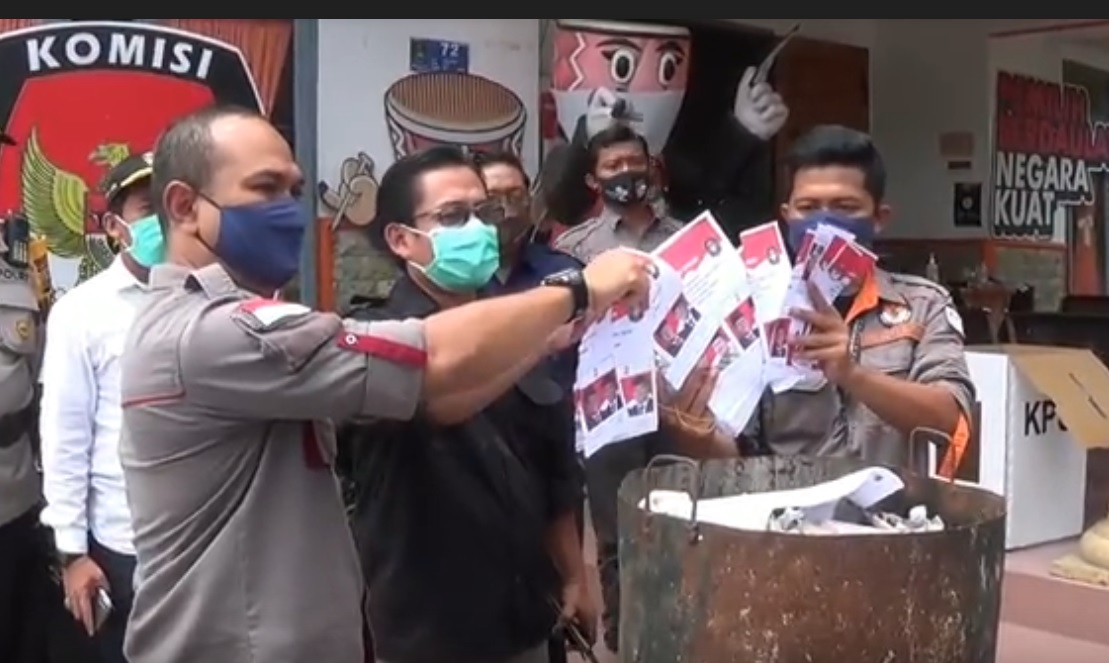 Ratusan kertas suara dimusnahkan. (metrotv)