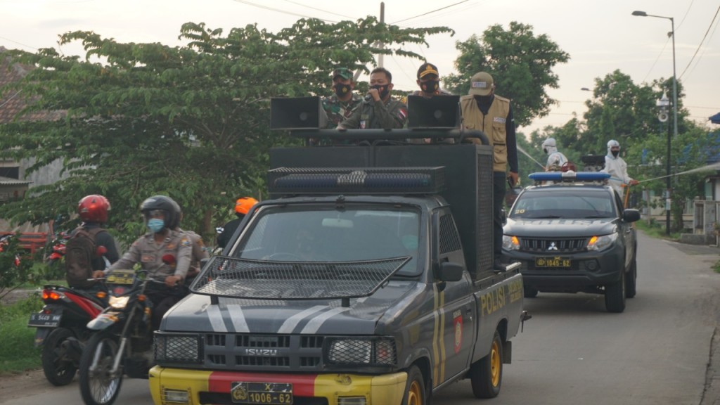 Polisi dan TNI patroli ke kampung-kampung mengimbau agar masyarakat datang ke TPS. (Medcom/Tamam)