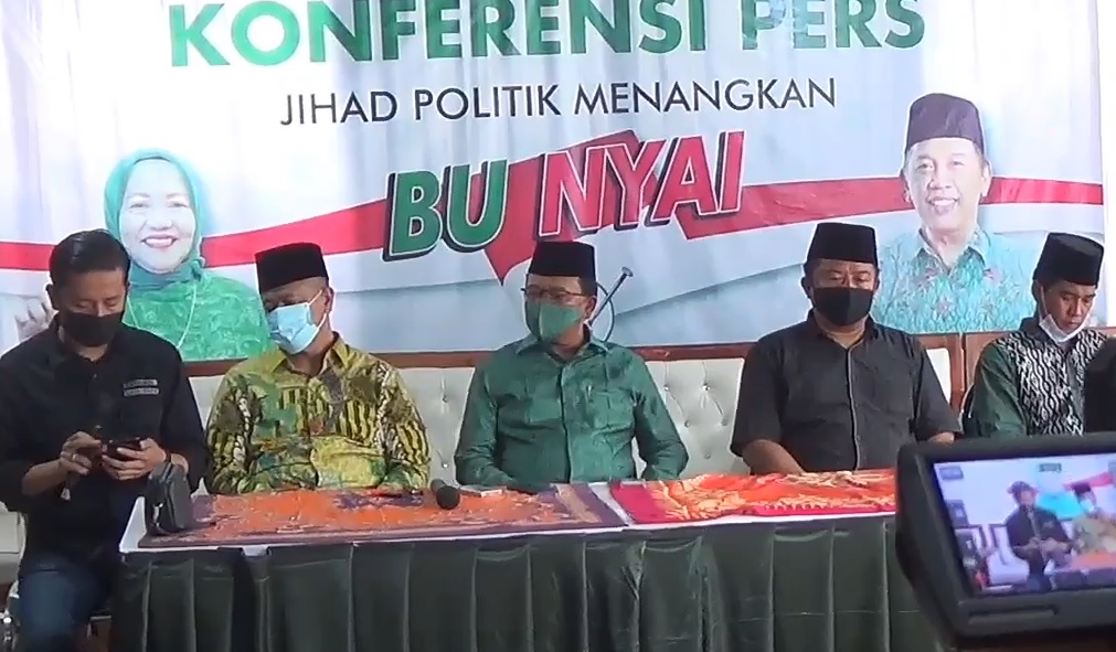 Tim pemenangan pasangan calon Lathifah Shohib-Didik Budi Muljono mengklaim menang tipis hasil hitung cepat. (metrotv)