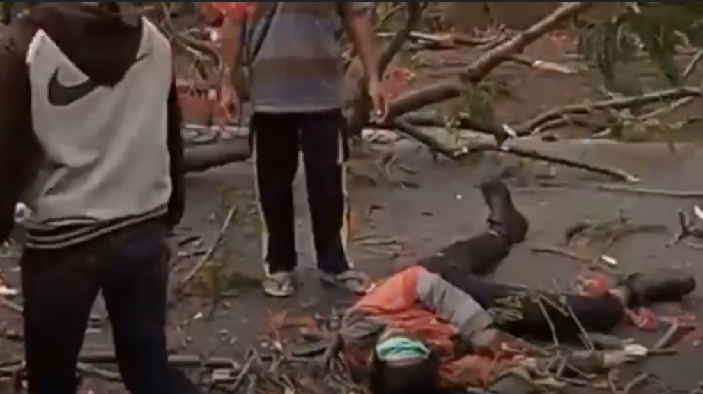 Salah satu korban yang tertimpa pohon tumbang di Bangil, Kabupaten Pasuruan. (metrotv)