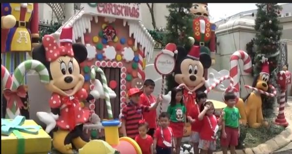 Rayakan Natal, Sulap Halaman Rumah Jadi Disneyland