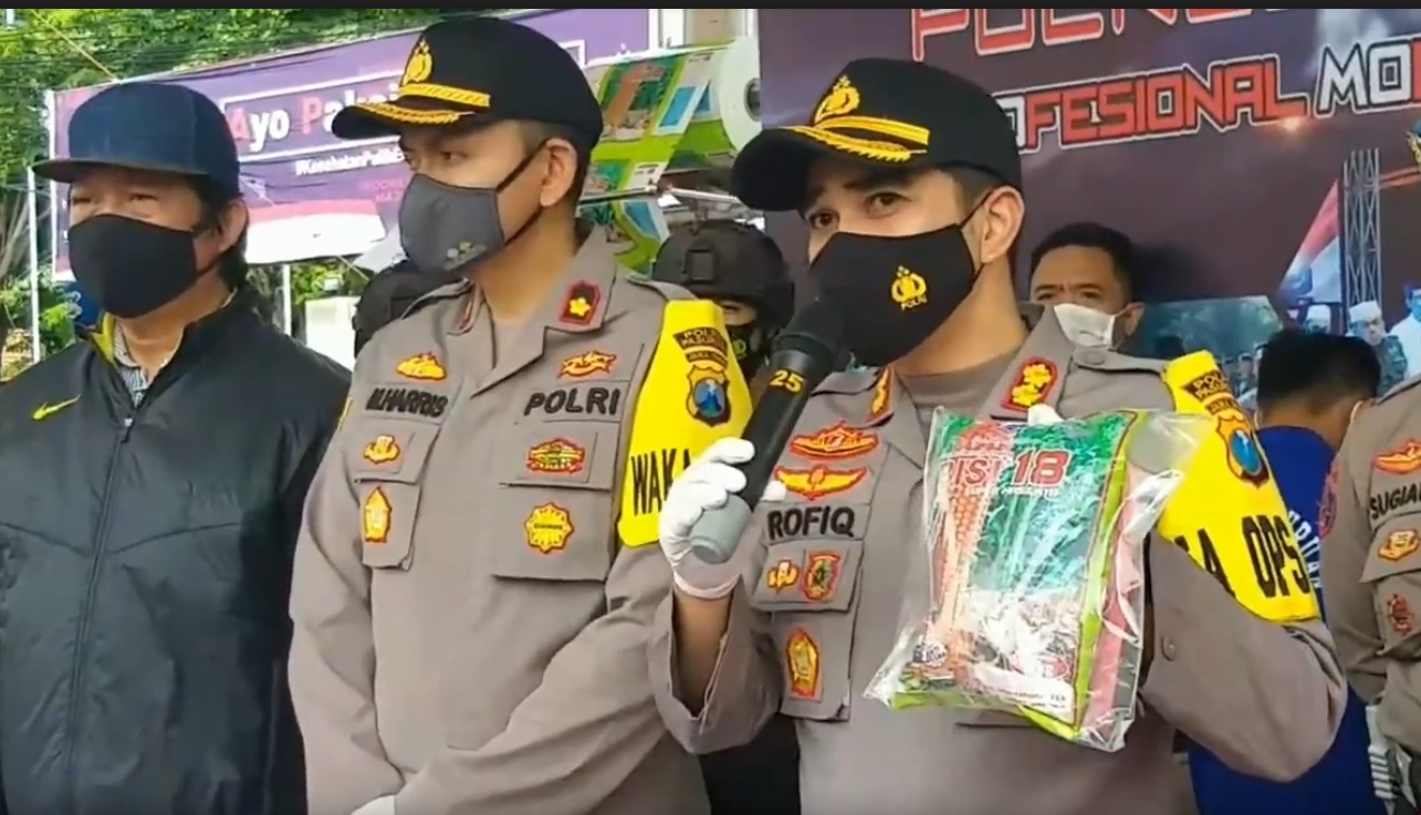 Kapolres Pasuruan, AKBP  Rofiq Ripto Himawan menunjukkan barang bukti bibit jagung palsu. (metrotv)