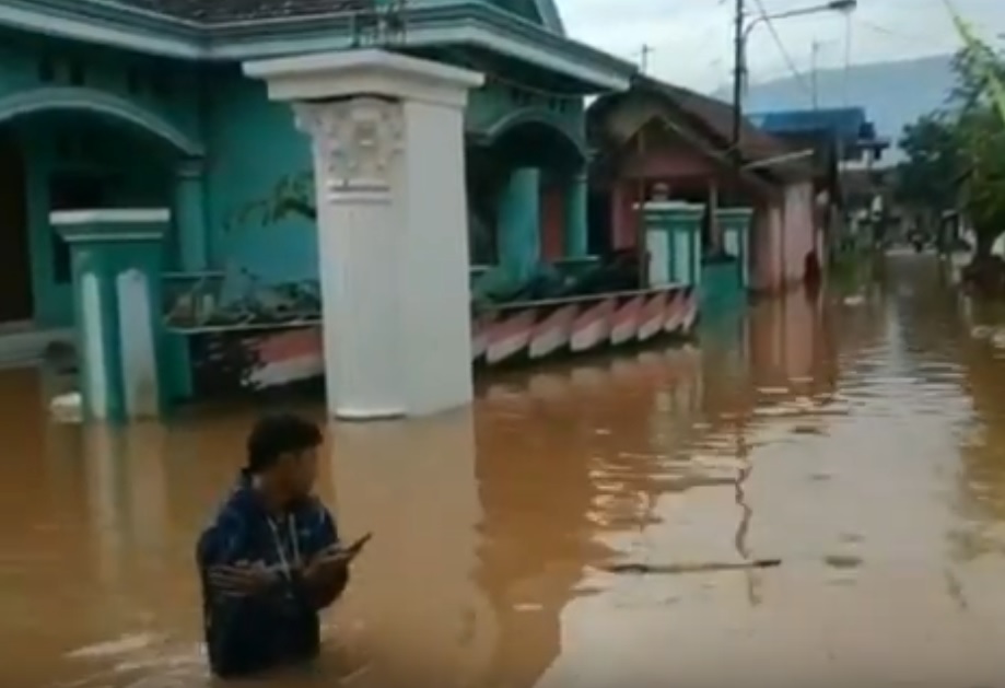 Banjir melanda tiga kecamatan di wilayah Kabupaten Pasuruan. (metrotv)