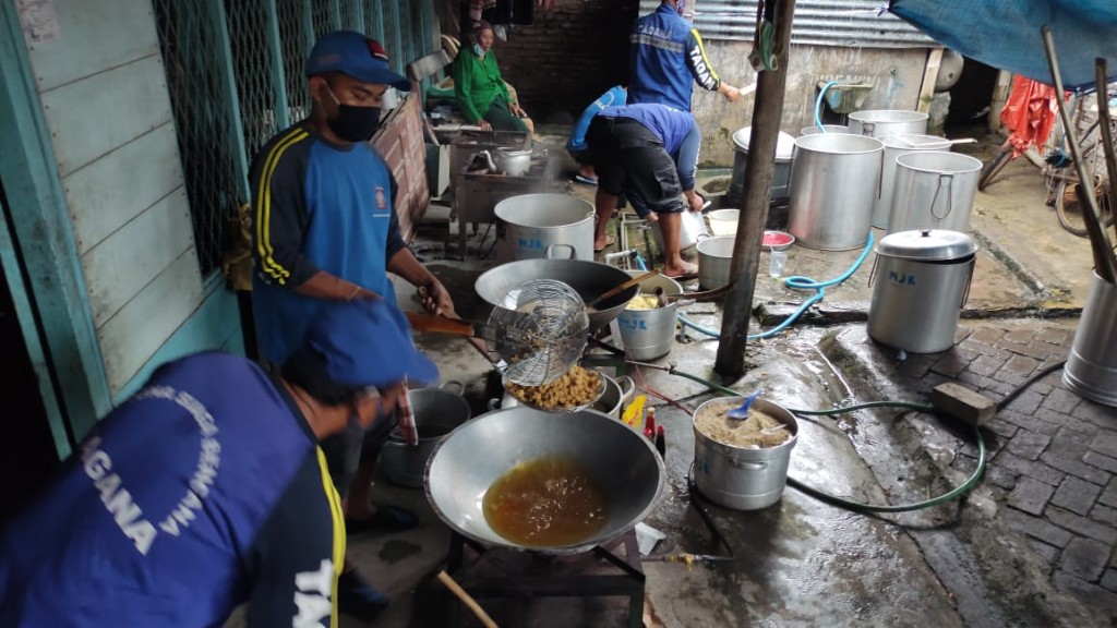 Dapur umum didirikan pasca banjir akibat tanggul Kali Lamong di Mojokerto jebol. (medcom.id)