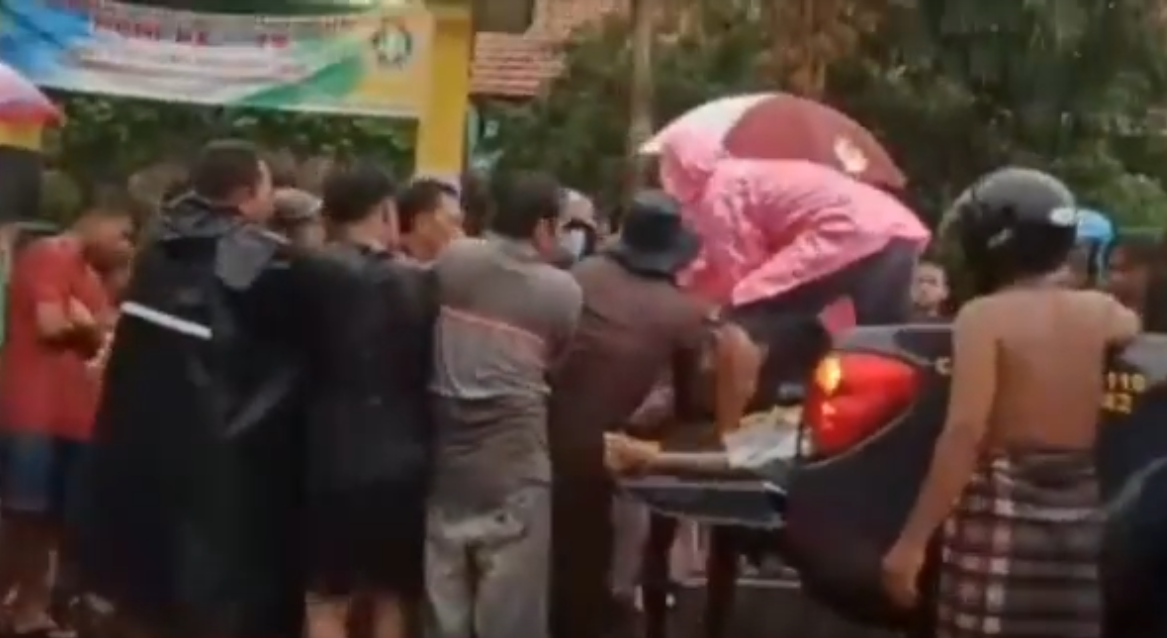 Warga mengevakuasi jenazah tiga korban kecelakaan di Pasuruan. (metrotv)