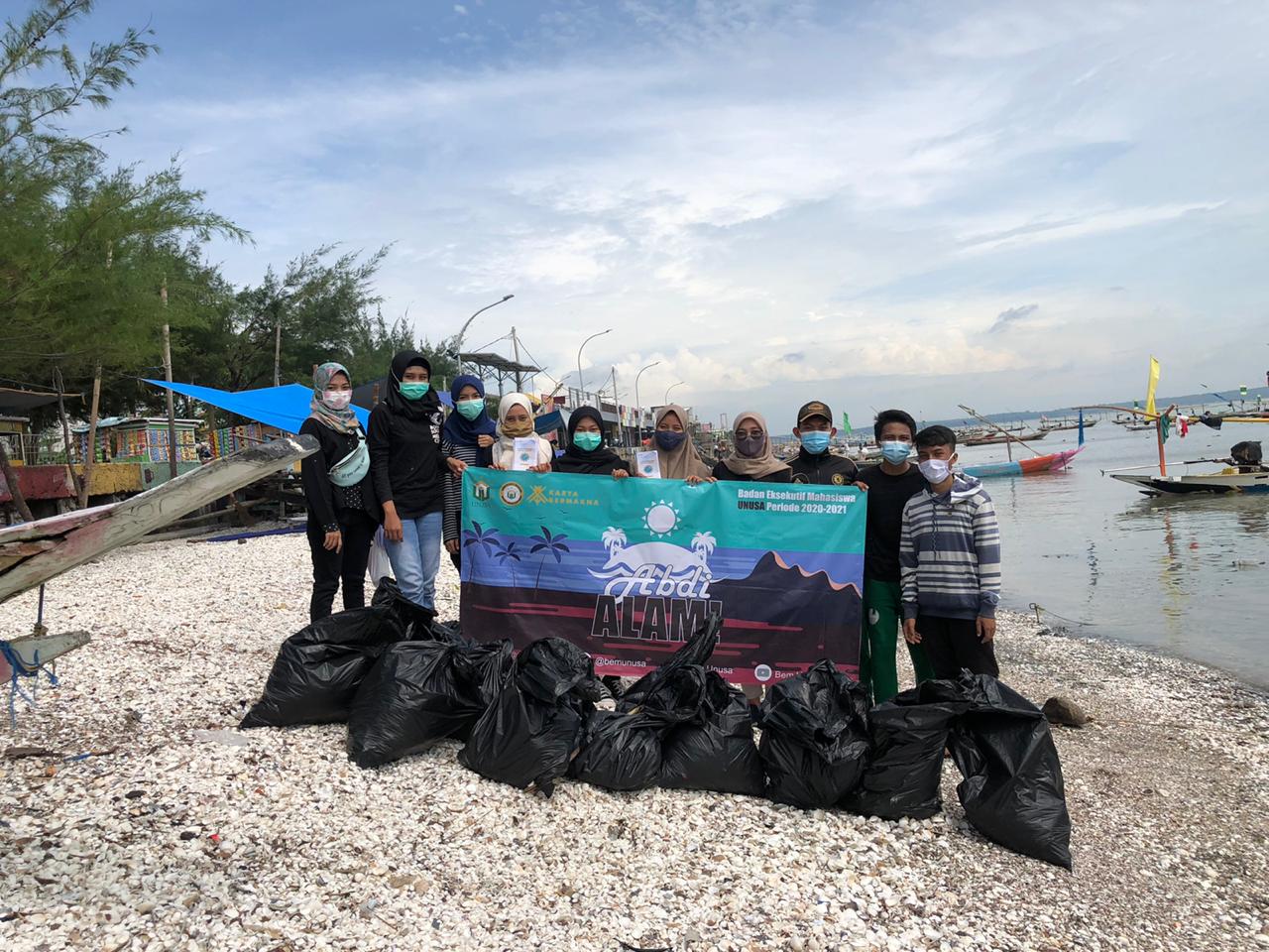 BEM Unusa menggelar aksi bersih-bersih sampah di Pantai Kenjeran Surabaya. (humas)