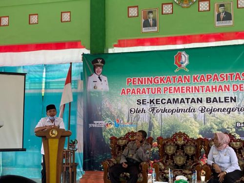 Wakil Bupati Bojonegoro, Drs. H. Budi Irawanto, M.Pd, saat memberikan arahan dalam kegiatan Peningkatan Kapasitas Aparatur Pemerintahan Desa se-Kecamatan Balen. 