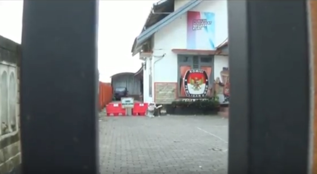 Kantor KPU Kota Blitar ditutup selama tujuh hari. (metrotv)