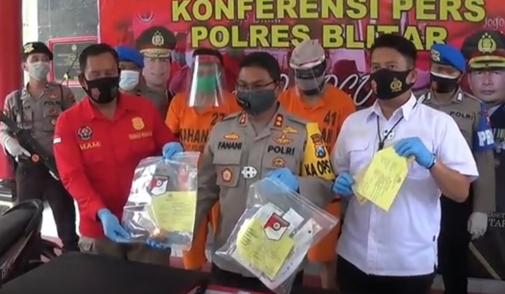 Kapolres Blitar, AKBP Ahmad Fanani Eko Prasetya saat gelar perkara kasus aborsi ilegal (metrotv)