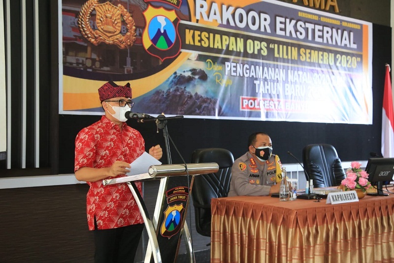 apat Koordinasi (rakor) Percepatan Penanganan Covid 19 dan Kesiapan Operasi Lilin Semeru 2020 Dalam Rangka Pengamanan Natal dan Tahun Baru yang berlangsung di Mapolresta Banyuwangi