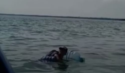 Aksi nekar Dedik Purnomo menyeberangi laut dengan memakai galon air. (metrotv)