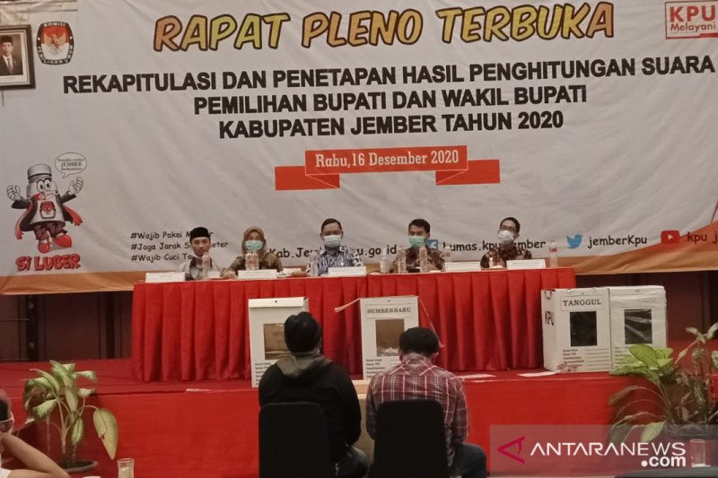 Suasana rapat pleno rekapitulasi dan penetapan hasil rekapitulasi penghitungan suara Pilkada Jember (medcom/antara)