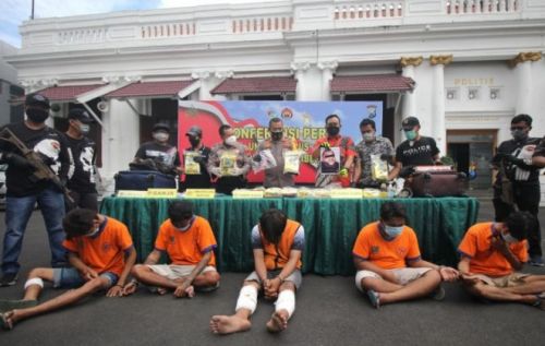 IlKapolres Surabaya Kombes Pol Eddison Isir saat rilis perkara peredaran narkoba jaringan internasional.
