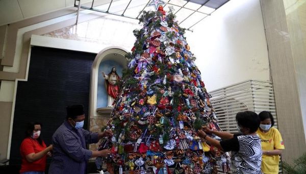 Unik, Warga NU Surabaya Hias Pohon Natal dengan Masker