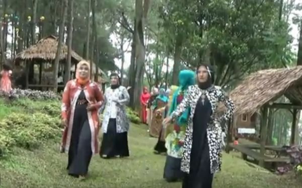 Peringati Hari Ibu, Sekolah di Pasuruan Gelar Fashion Show di Hutan