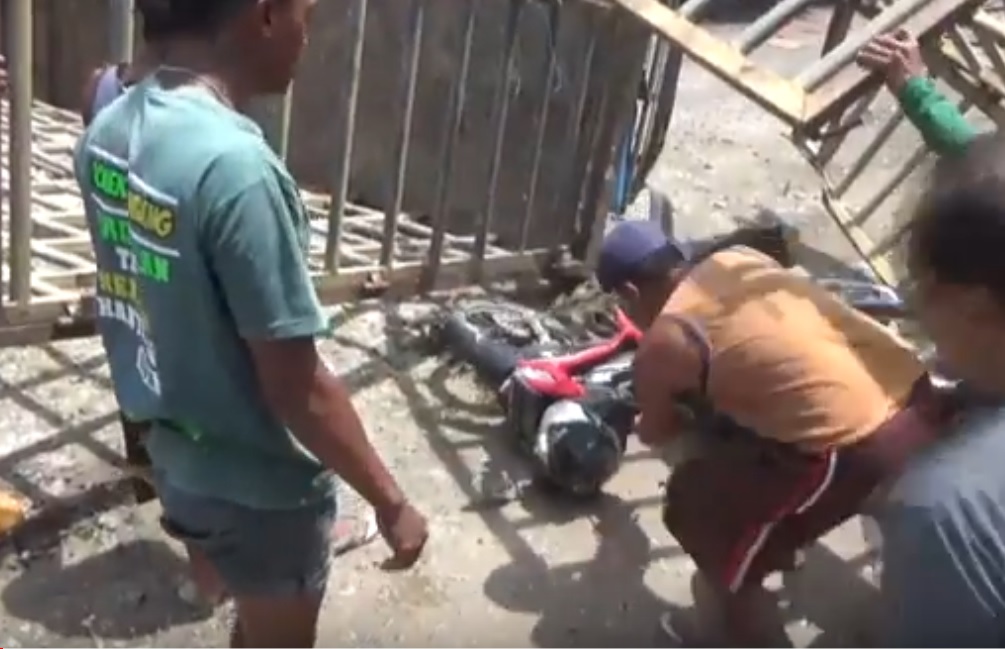 Truk Terguling Timpa Dua Motor, 5 Orang Terjepit