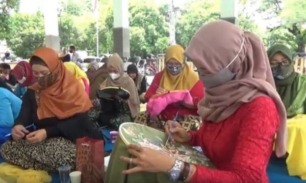 Peringati Hari Ibu dengan Melukis